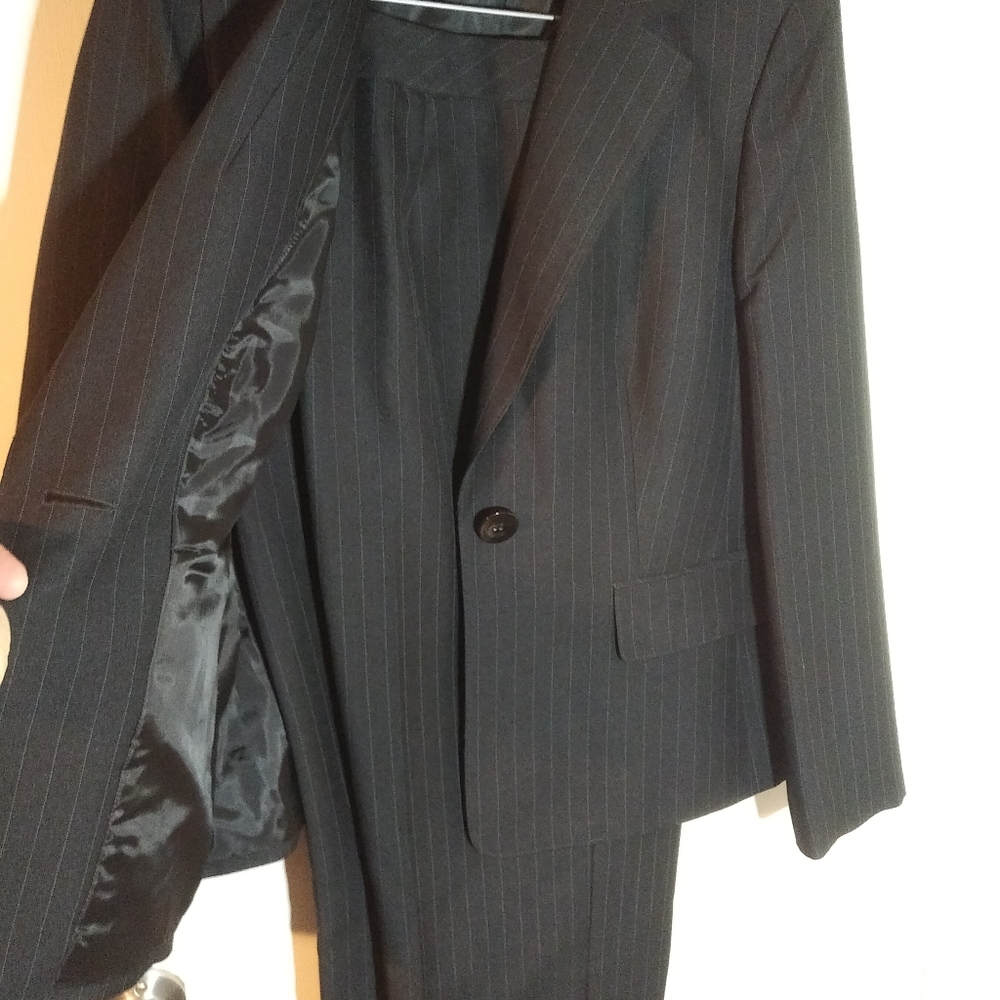 Evan Picone pantsuit w/subtle pin stripes, size 10